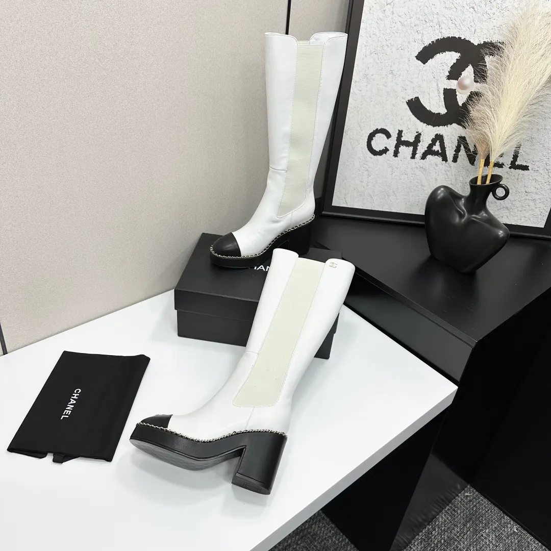 👟👟Ex-factory price 960👟👟 CHANEL Xiaoxiang 2024 autumn and winter sheepskin boots high boots knight boots The version is also the basic version of the Martin boots, neat and handsome. The upper is made of cowhide, super soft against the skin, wide and full, handsome and comfortable. The lining is soft water-dyed cowhide. The sole is original rubber outsole. Exclusive top quality 35-39. 40 customized